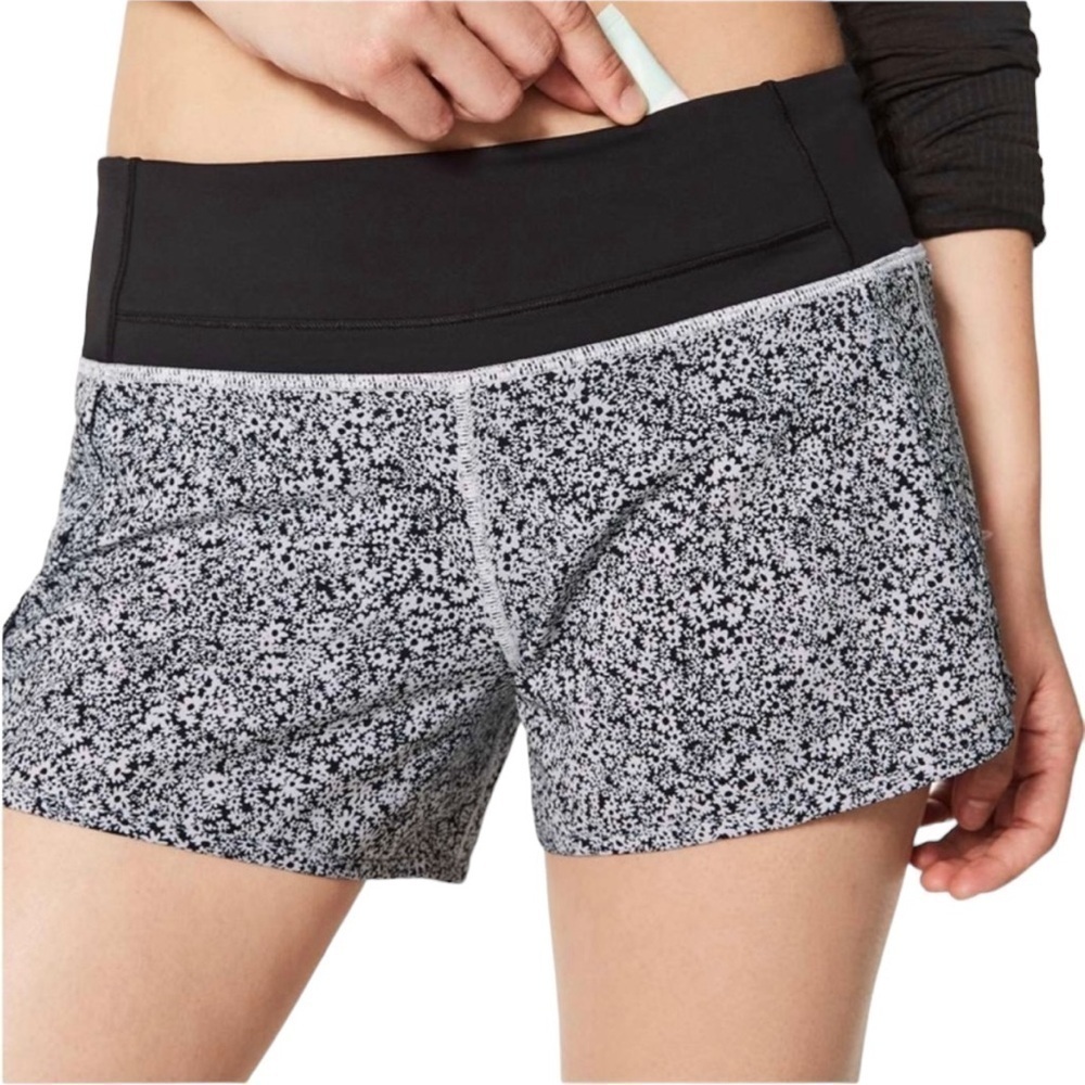 Lululemon Run Times Short (4-way Stretch 4") Daisy White Black / Black Sz 6